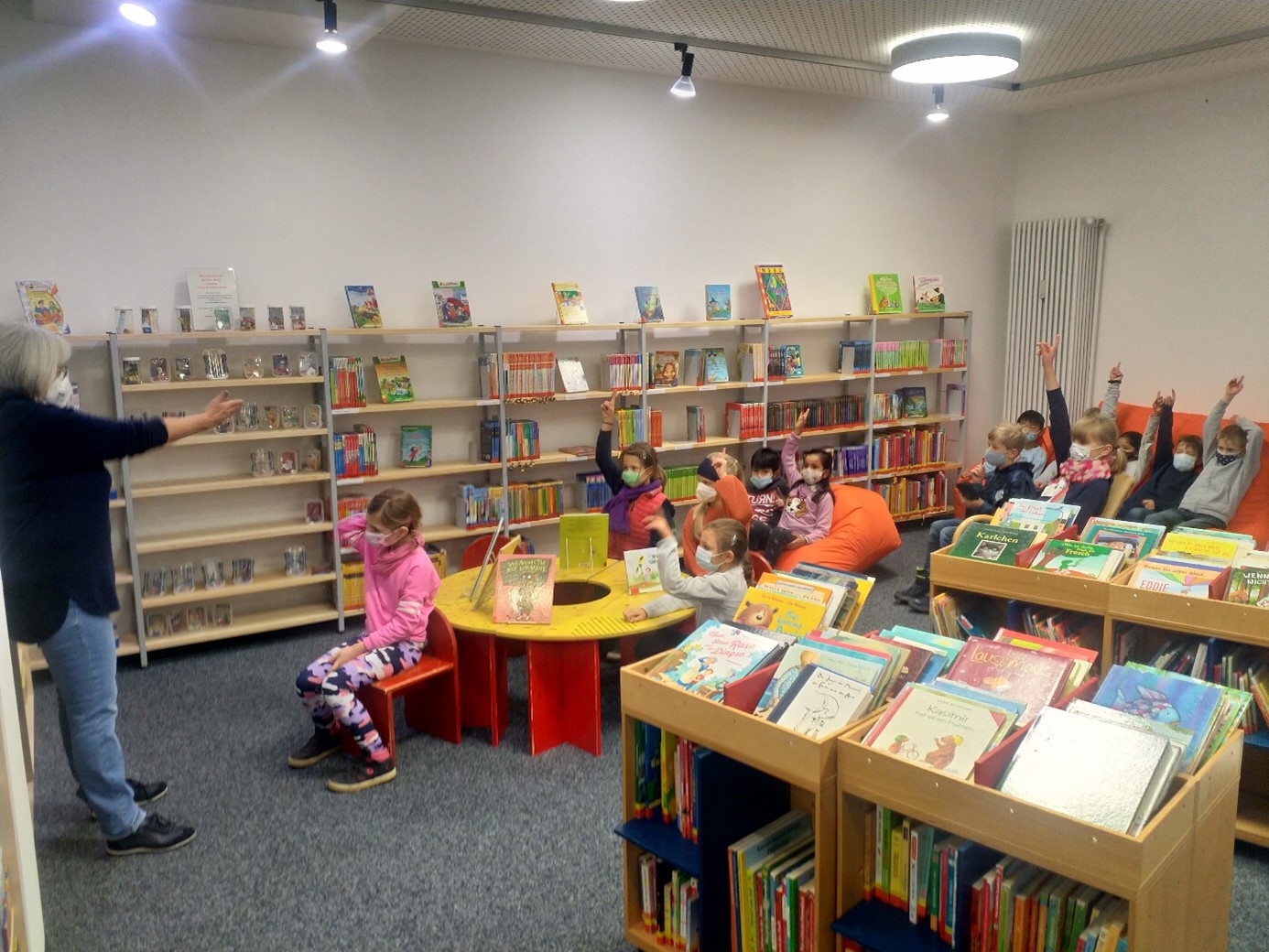 tl_files/fM_k0002/Bilder fuer Klassenhighlights/2. Klasse/Buecherei 2b 2.jpg